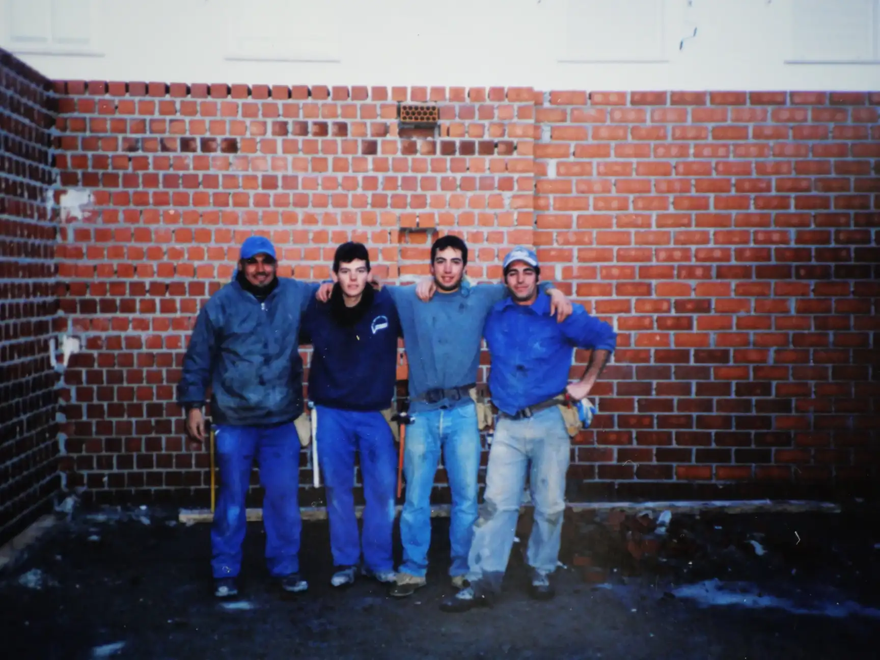 Jesús con sus compañeros de obra durante sus años de trabajo en la construcción. {{brizy_dc_image_alt imageSrc=