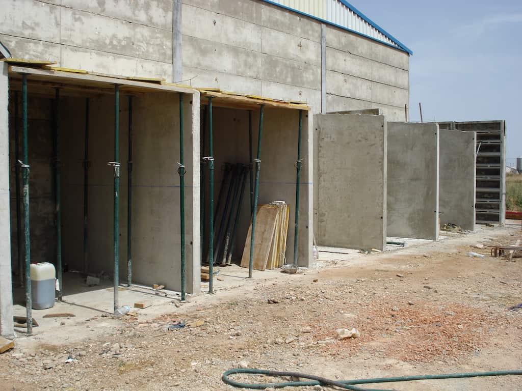 Construcción de muros con puntales y encofrado en la residencia canina {{brizy_dc_image_alt imageSrc=