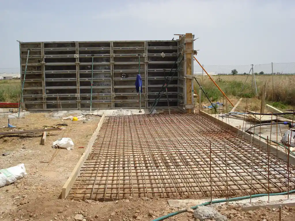 Encofrado y armado de muros de hormigón durante la construcción de la residencia canina Jescan. {{brizy_dc_image_alt imageSrc=