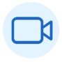Icono de una cámara de vídeo azul sobre fondo azul claro, representando el seguimiento por vídeo en el proceso de adiestramiento. {{brizy_dc_image_alt imageSrc=
